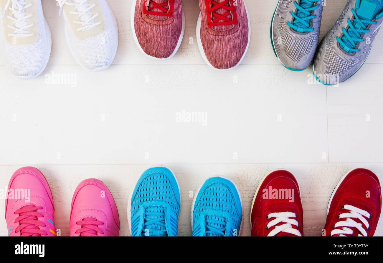 Un sacco di multi-colore di donna sneakers. Selezione Foto Stock