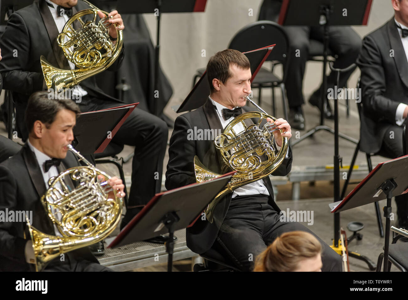 Tyumen, Russia - 25 Gennaio 2017: Concerto della orchestra della filarmonica di Tyumen hall per i fotografi. Corno francese i giocatori Foto Stock
