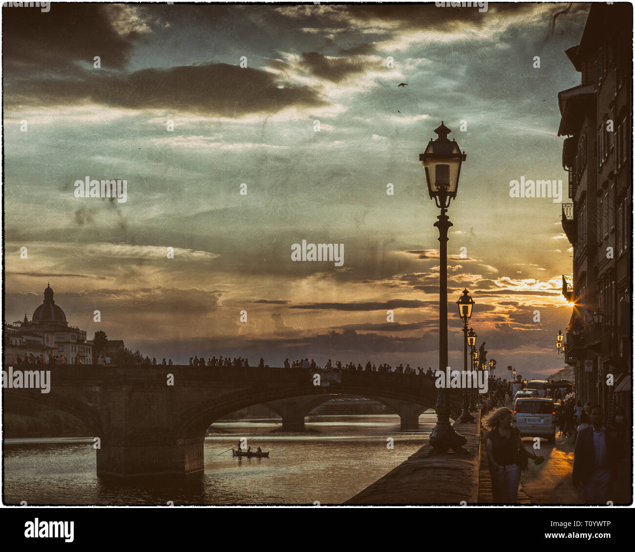 Il fiume Arno nella regione Toscana di Italia, che fluisce attraverso il cuore di Firenze, Italia. Foto Stock