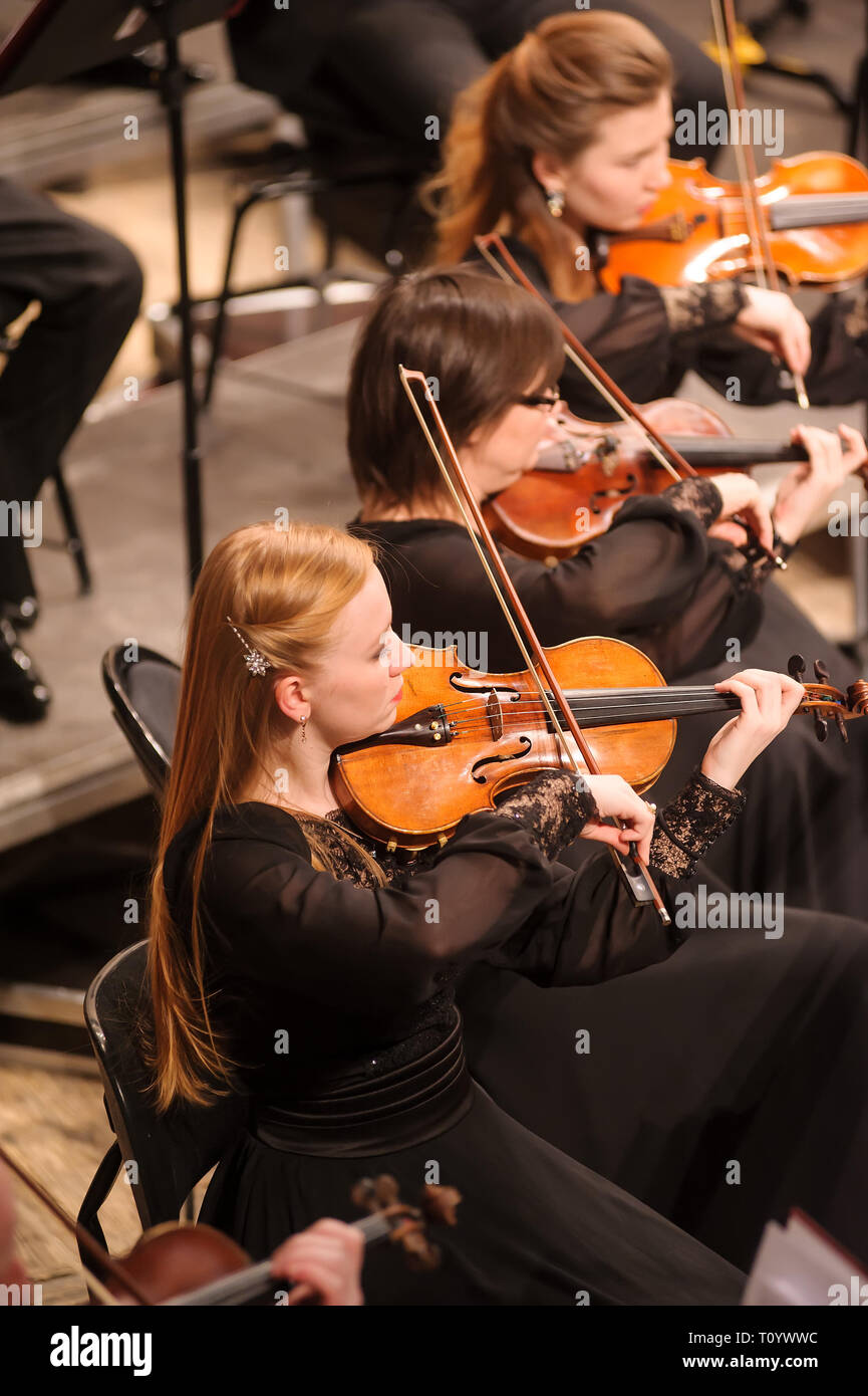 Tyumen, Russia - 25 Gennaio 2017: Concerto della orchestra della filarmonica di Tyumen hall per i fotografi. Il violino giochi di gruppo Foto Stock