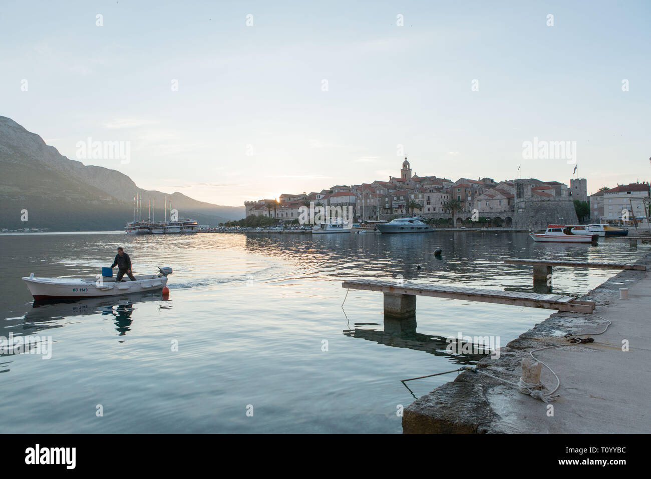 La città di Korcula al tramonto, isola di Korcula, Croazia Foto Stock