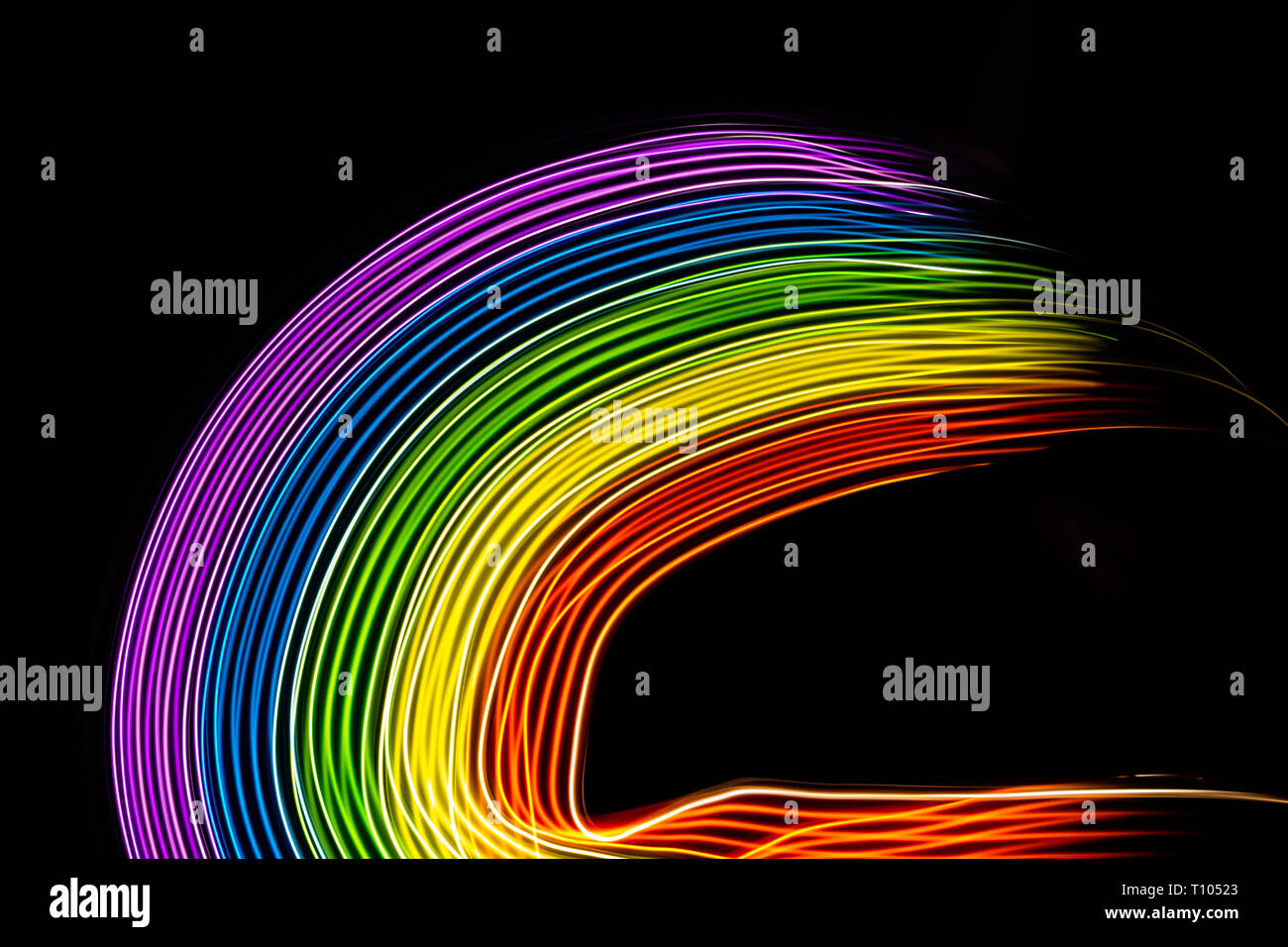 Luci multicolore su sfondo nero. Arcobaleno di colori vibranti curve.  Spazio per scrivere. Gay simbolo LGBT Foto stock - Alamy