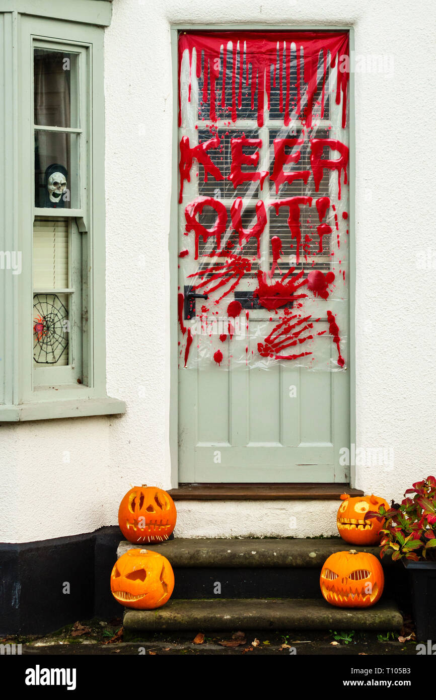 Presteigne, Powys, Regno Unito. Una casa decorata pronto per la festa di Halloween con zucche sul passo anteriore Foto Stock