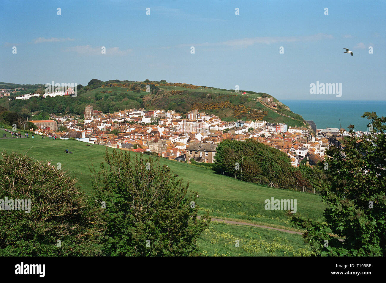 Hastings Old Town, sulla costa sud dell'Inghilterra, visto dal West Hill Foto Stock
