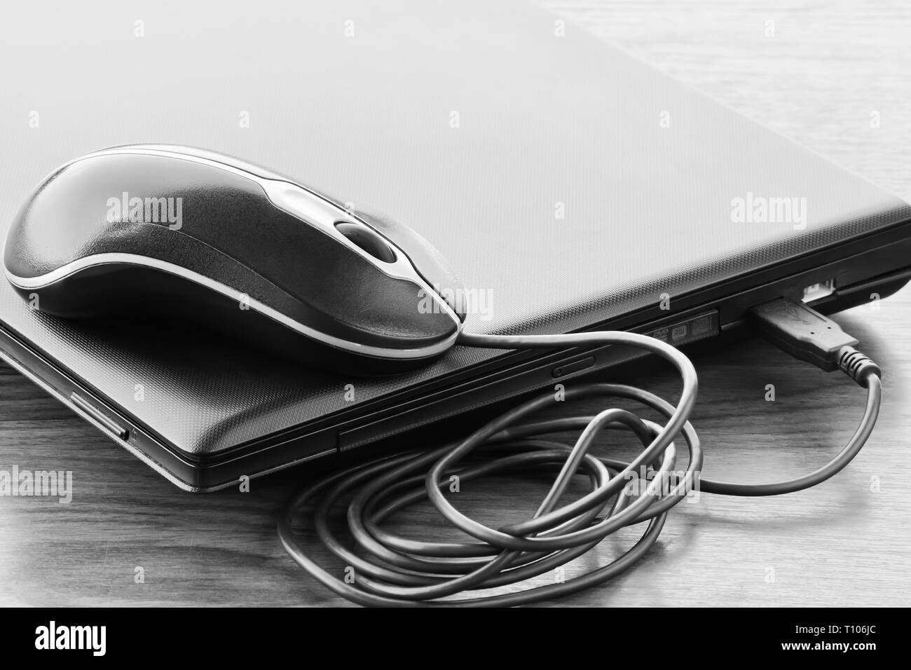 Chiuso il laptop e mouse dopo aver compiuto con successo il lavoro nei colori bianco e nero Foto Stock