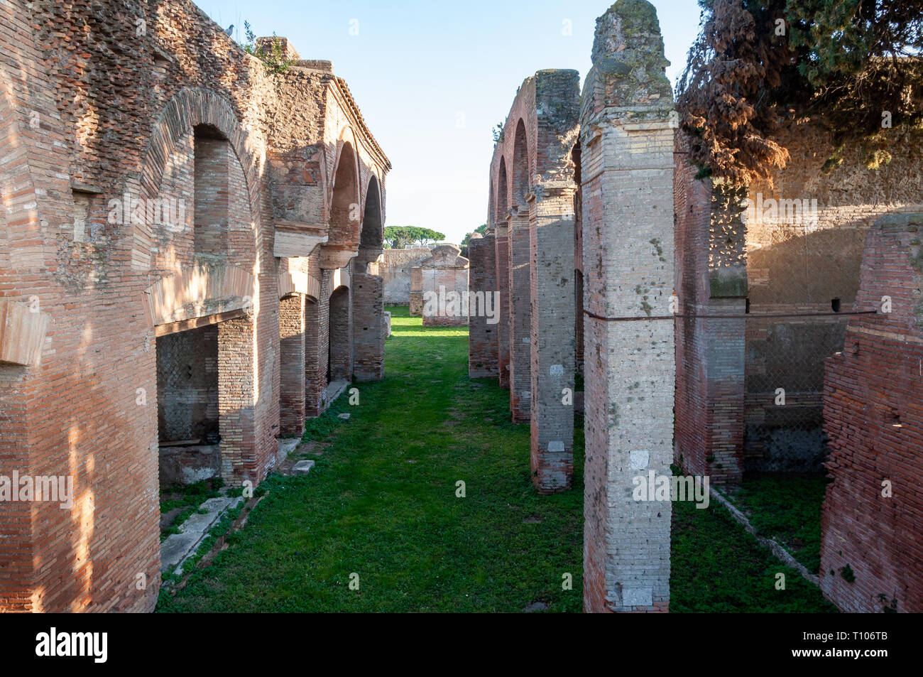 Visita e a piedi all'interno delle antiche strade di una città romana di Ostia Antica Foto Stock