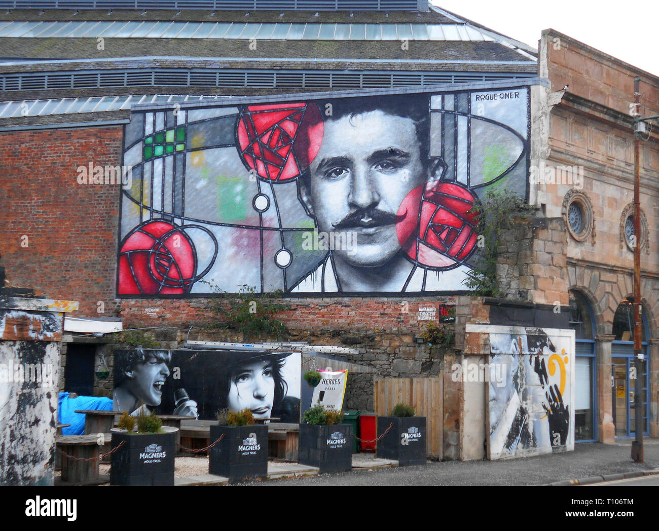 Questa splendida immagine è di Charles Rennie Mackintosh, il grande architetto scozzese e designer ed è per commemorare i 150 anni dalla sua nascita. L'immagine è apparso sulla parete dietro il bar Clutha a Glasgow nel 2018. Alan Wylie/ALAMY © Foto Stock