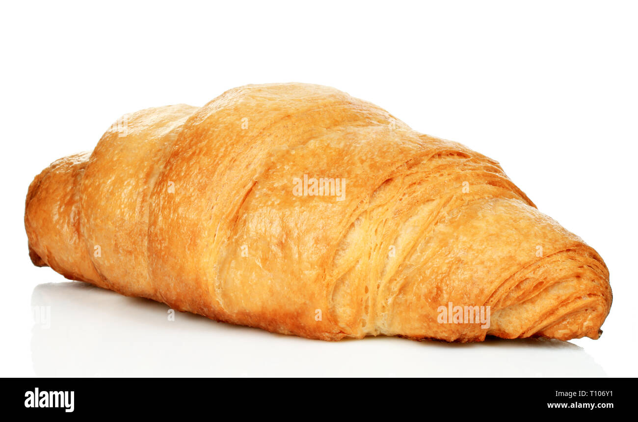 Big croissant fresco su sfondo bianco di close-up Foto Stock