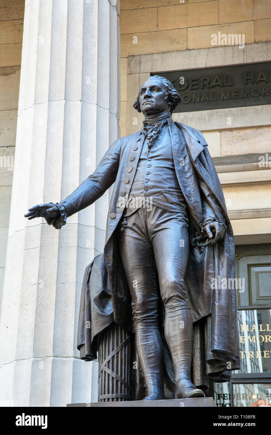 George Washington statua che si trova nella parte anteriore della Federal Hall National Memorial, 26 Wall Street, New York, nello Stato di New York, Stati Uniti d'America. Il bron Foto Stock