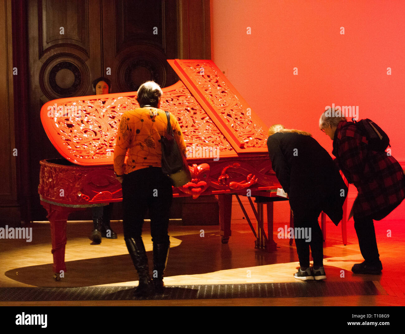 Per i visitatori in cerca di "Arte pianoforte' fatta da un mare del Sud Islander pianoforte presso la Royal Academy ,Oceania exhibiiton ,Novembre 2018. Foto Stock