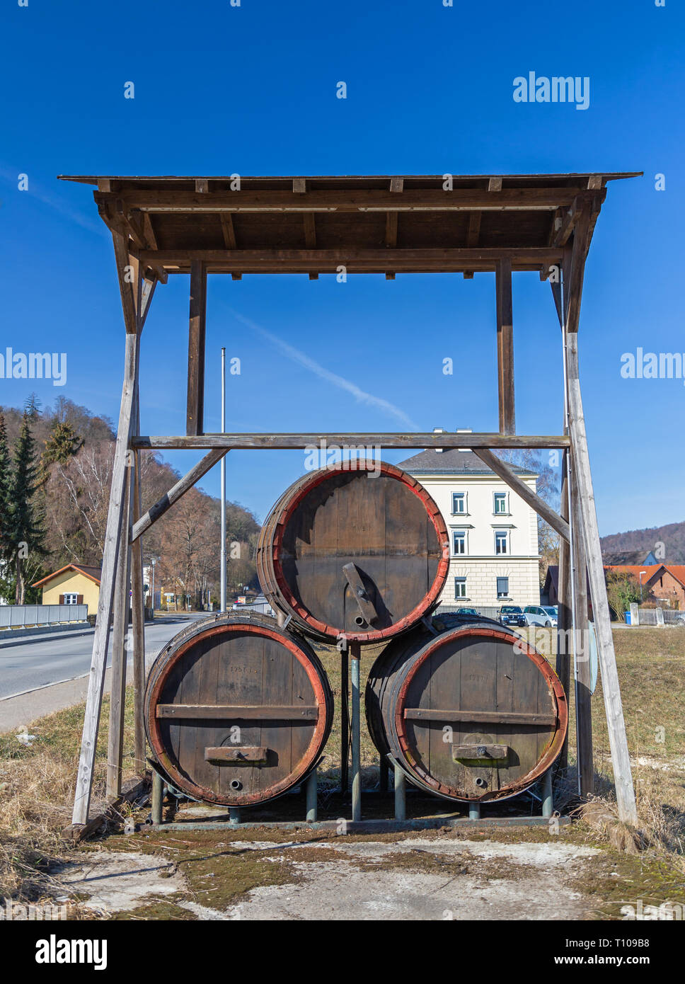 Tre grandi vecchi barili di birra in una strada in Baviera Foto Stock