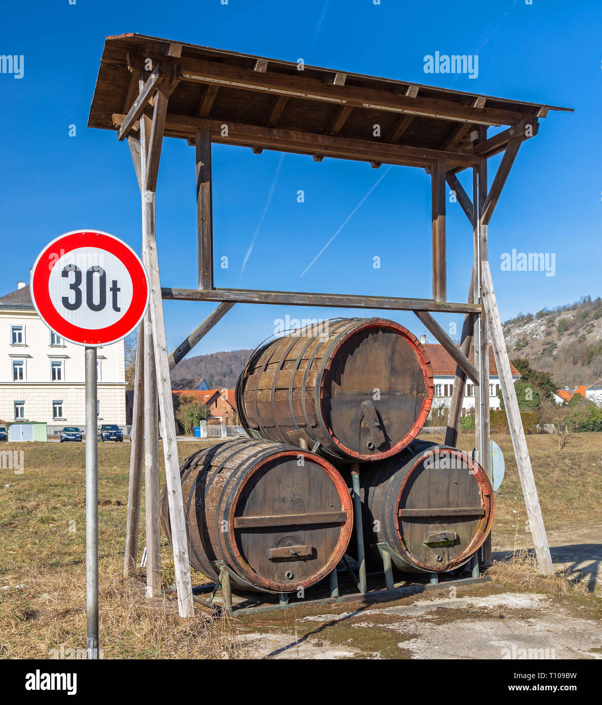 Tre grandi vecchi barili di birra in una strada in Baviera Foto Stock