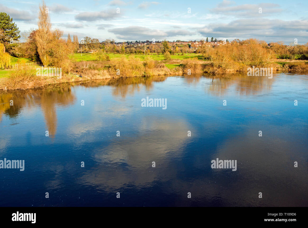Il fiume Wye a Ross on Wye su Herefordshire Inghilterra mostra riflessi di nuvole in acqua su un soleggiato autunno/inverno giorno nel mese di novembre. Foto Stock