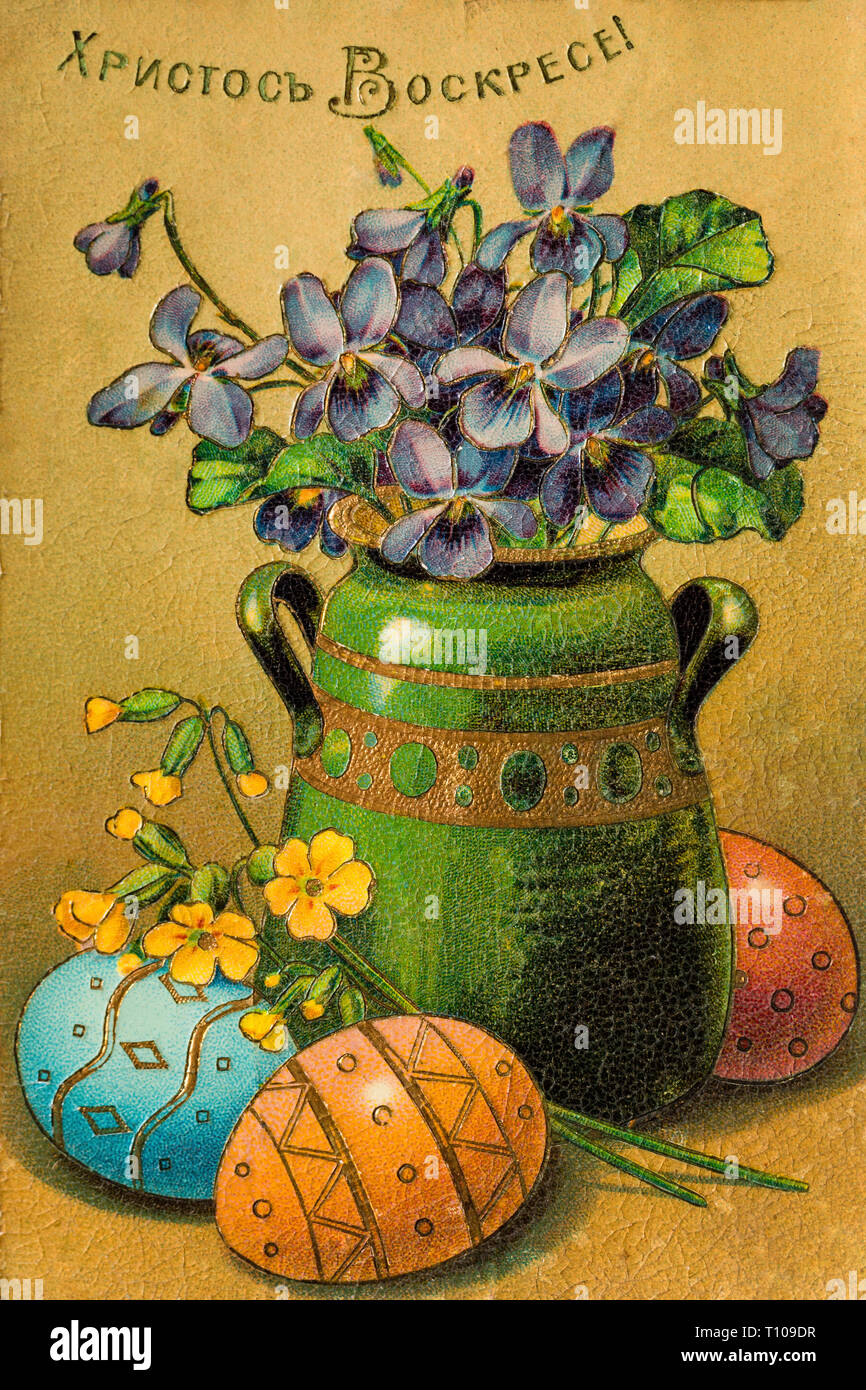 Antique Easter card con la scritta "Cristo è risorto!" con le uova di Pasqua e fiori di primavera Foto Stock