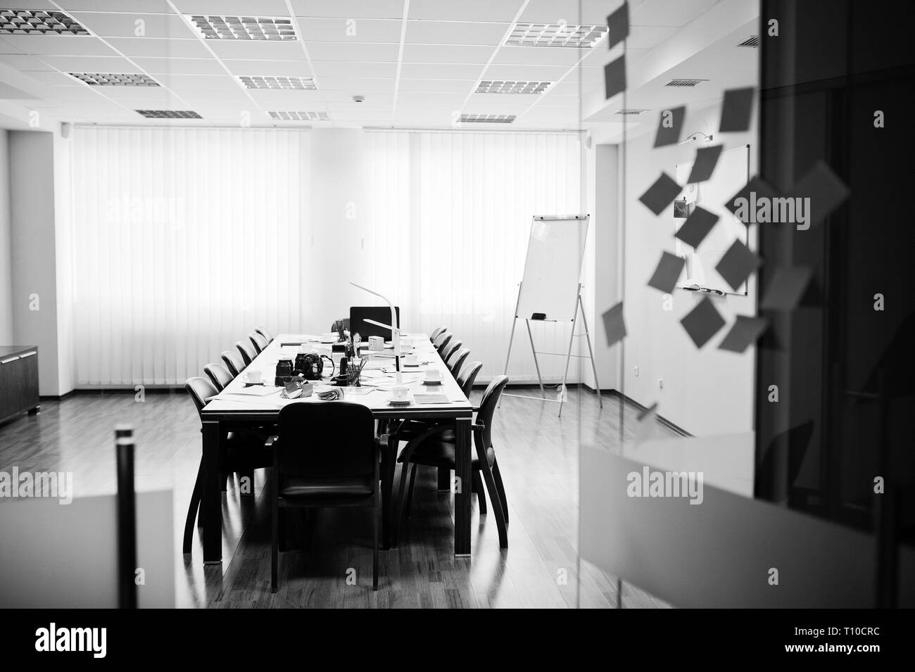 Moderno business office interno contenente i tavoli e le sedie, notebook, fotocamera e delle forniture di ufficio senza dipendenti. Foto Stock