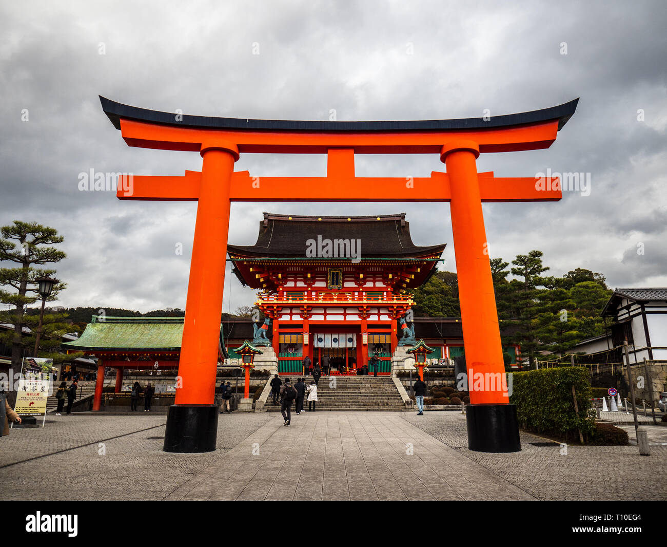 Giant torii gate davanti al Gate Romon in Fushimi Inari Santuario (Fushimi Inari Taisha) a Kyoto in Giappone. Famoso Santuario Shinto, noto per il Torii gates Foto Stock