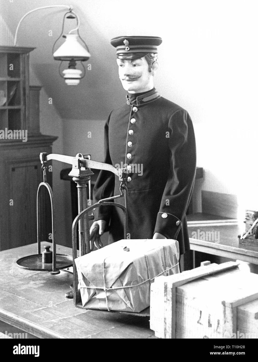 Geografia / viaggi storico, Germania, città e comunità, Frankfurt am Main, musei, Bundespostmuseum (Posta federale museo), vista interna, trattamento di pacchi del tedesco Reichspost Reich (e-mail) circa 1900, diorama, circa nel 1960, il Museo Postale, marionette marionette, post office clerk, addetto postale, uniforme, uniformi, pacchi, pacchi, pacchetto, pacchetti, scala, bilance, ufficio postale, uffici postali, mail post, Federale Tedesco Post Office, Germania, Hesse, Europa , anni cinquanta del XX secolo, dagli anni sessanta, Comunità europee, musei, museo, storico, storico Additional-Rights-Clearance-Info-Not-Available Foto Stock