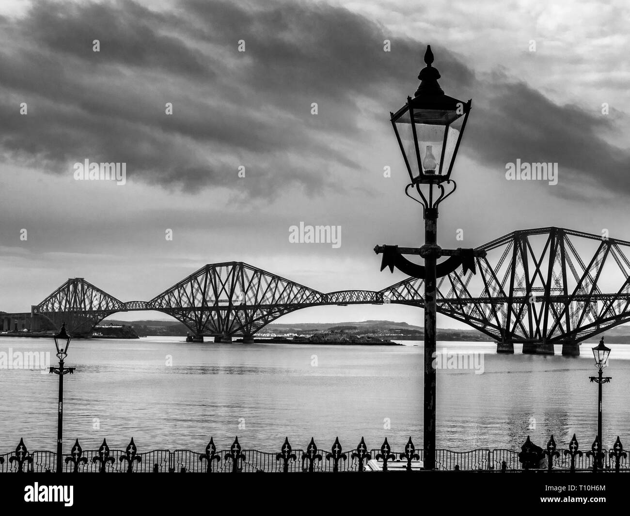 Il Forth Bridge a sbalzo il ponte ferroviario sul Firth of Forth da South Queensferry città di Edimburgo in Scozia Foto Stock