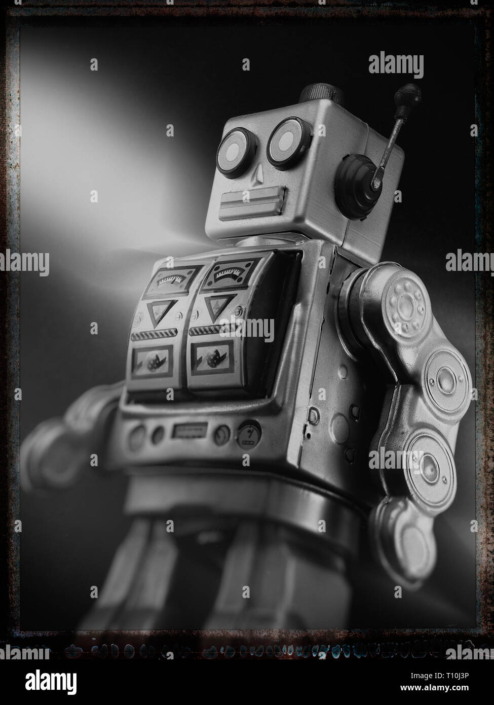 Immagine in bianco e nero del giocattolo robot di stagno Foto stock - Alamy
