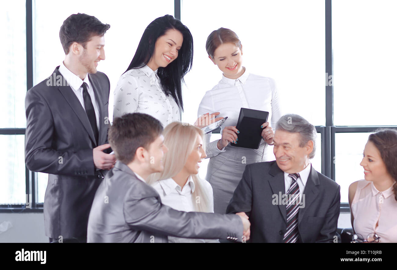Business Partner si stringono la mano in occasione di un incontro informale Foto Stock