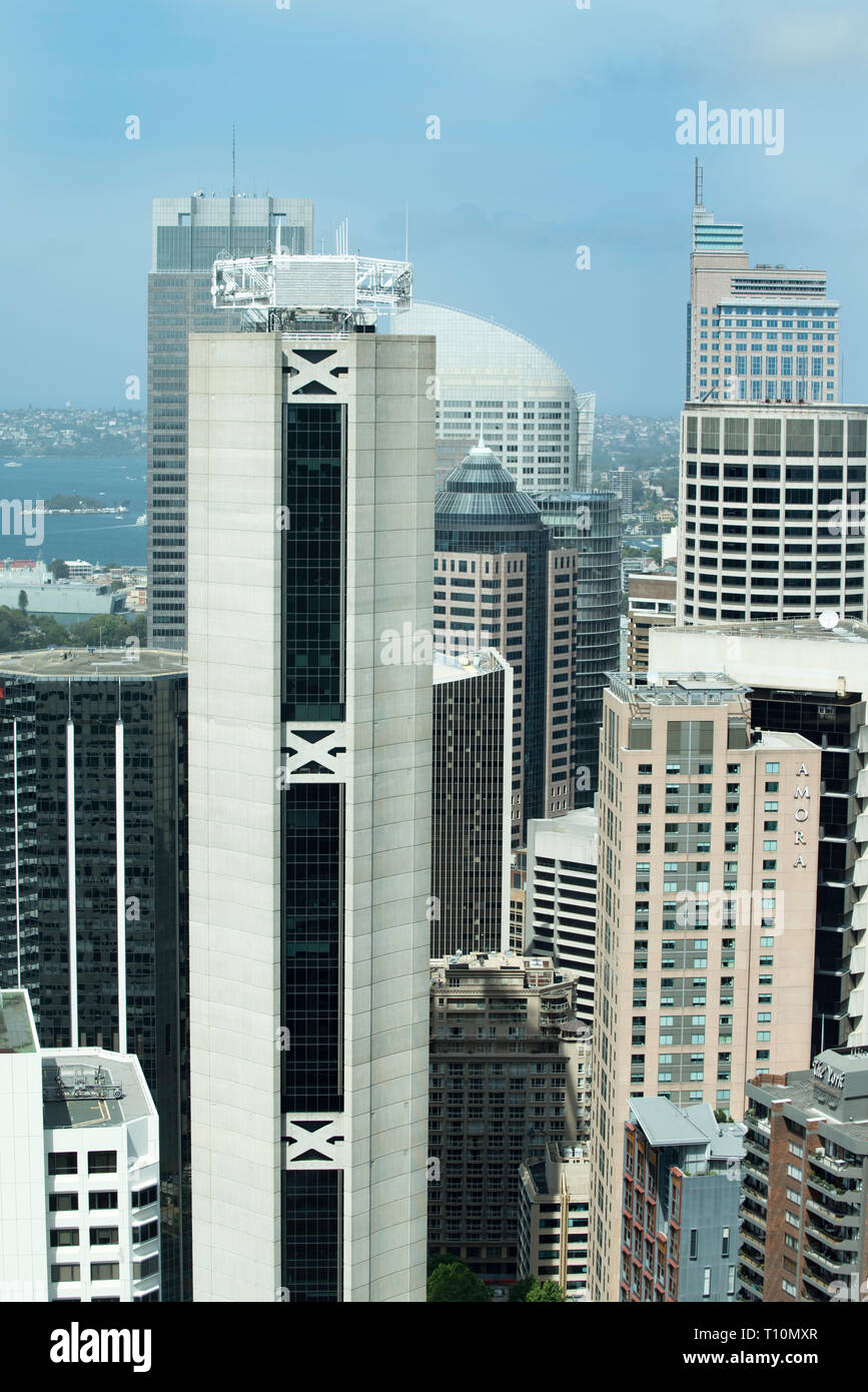 La alte 200 m modernista Post torre di cemento e vetro a 259 George Street, Sydney fronti questa concentrazione di alte torri di uffici nel CBD di Sydney Foto Stock