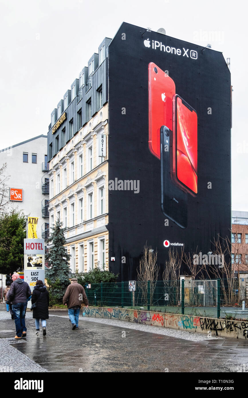 Berlino-friedrichshain, iPhone X e Vodafone pubblicità sul firewall di East  Side Hotel Foto stock - Alamy