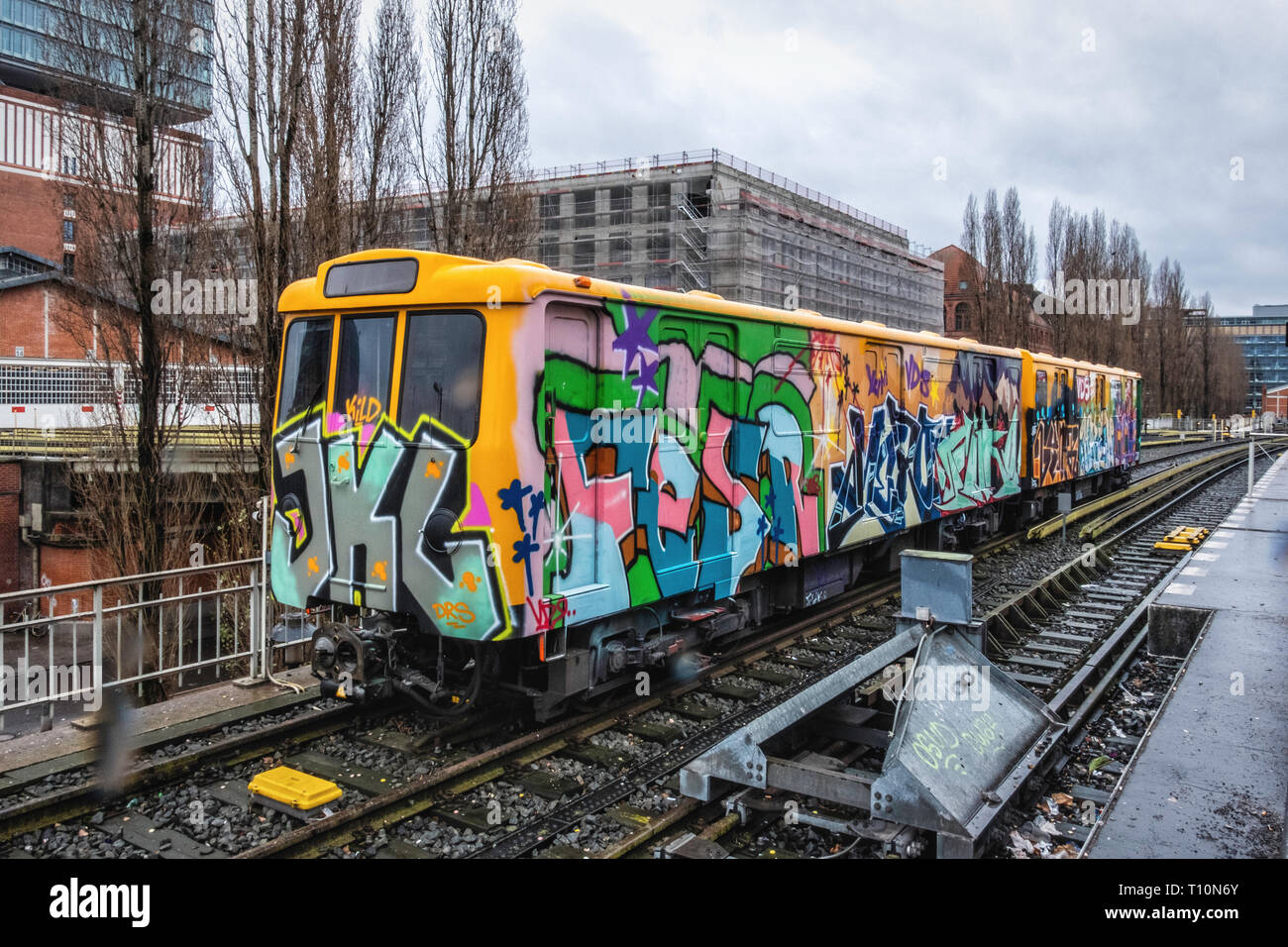 Berlin Friedrichshain. Warschauer Strasse della U-Bahn stazione ferroviaria, binario con coperto di graffiti vagone ferroviario Foto Stock