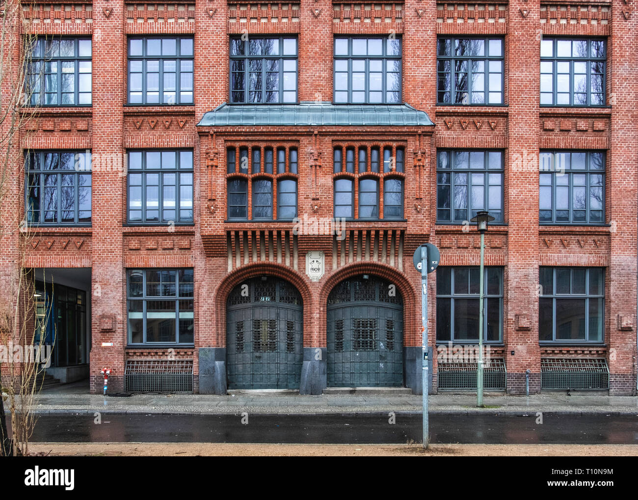 Berlino-Friedrichshain. Storico edificio in mattoni rossi ex fabbrica dell'architetto Theodor Kampffmeyer, architettura industriale. Architettura elencata Foto Stock