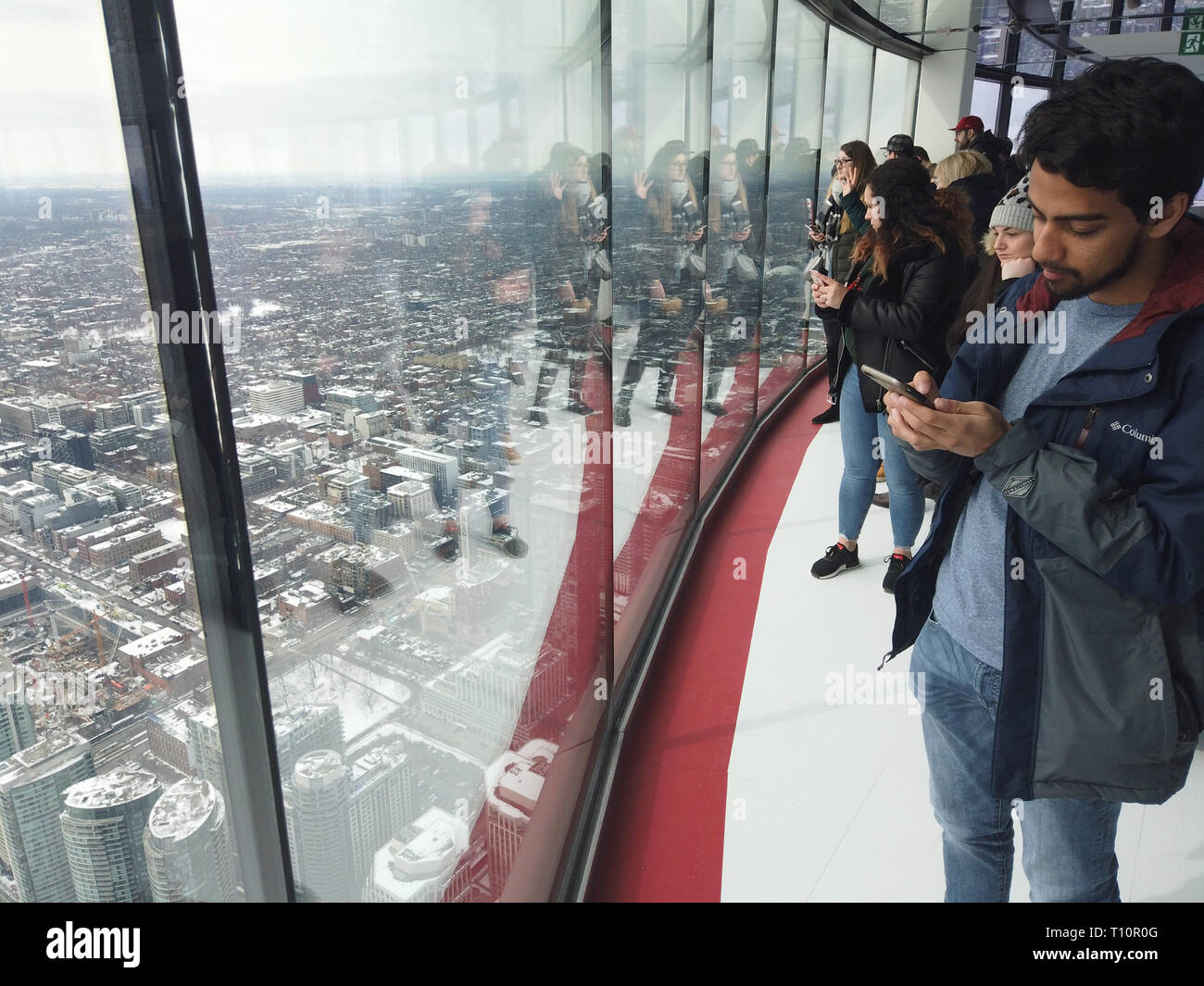 TORONTO, Canada - Circa nel marzo 2019: turisti godere la vista su Toronto dalla CN Tower Foto Stock