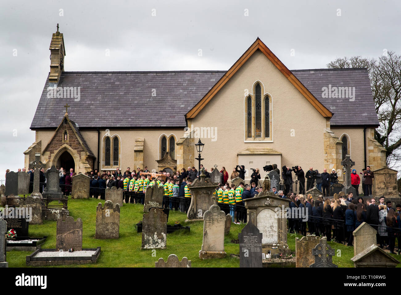 Membri della Edendork St Malachys G.A.C dare una guardia d'onore al funerale di Connor Currie a san Malachia la Chiesa, Edendork. Foto Stock