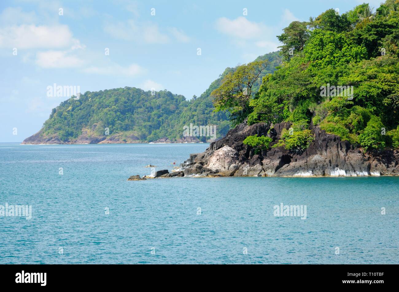 Costa vulcanica del tropicale Koh Chang Island, Thailandia. Foto Stock