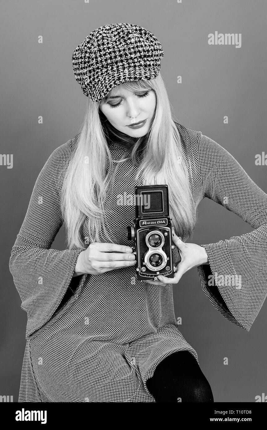 Ritratto di una donna attraente, girato in studio contro uno sfondo grigio Foto Stock