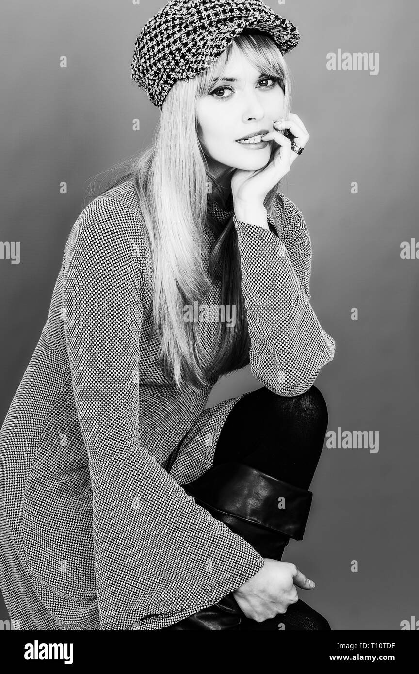 Ritratto di una donna attraente, girato in studio contro uno sfondo grigio Foto Stock