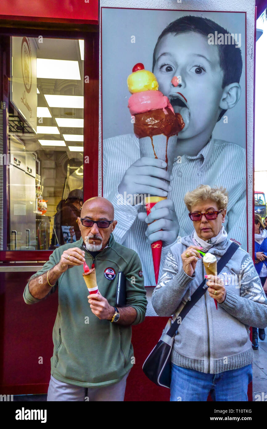 Gente che mangia gelato Spagna Valencia turisti Senior donna Spagna gelateria anziani anziani anziani gelateria senior Foto Stock