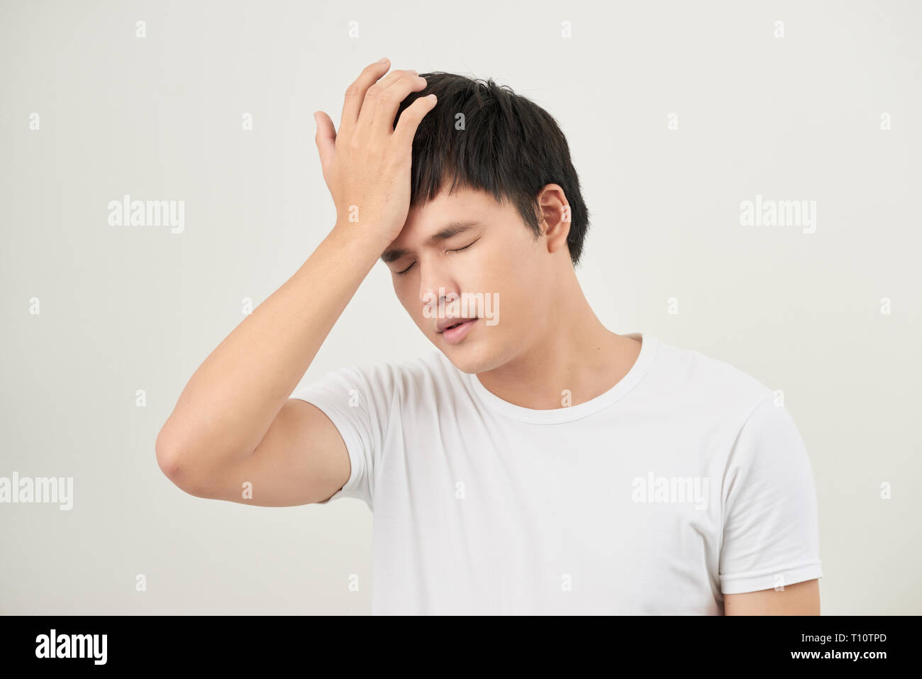 Uomo asiatico soffrono di mal di testa, vertigini, postumi della sbornia, emicrania, stress Foto Stock