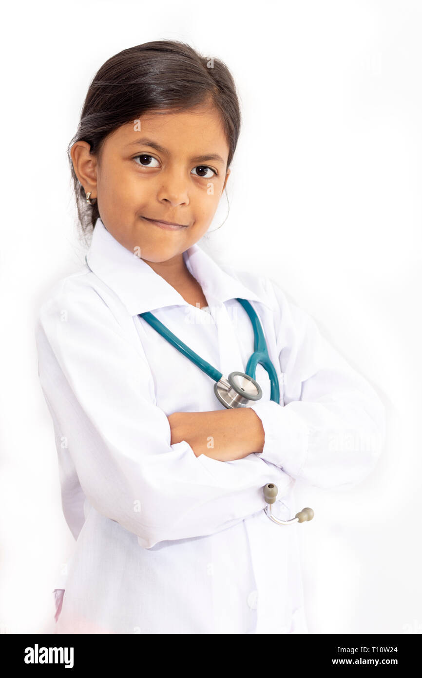 Carino bambina, riproduzione medico, posa con mantello bianco Foto Stock