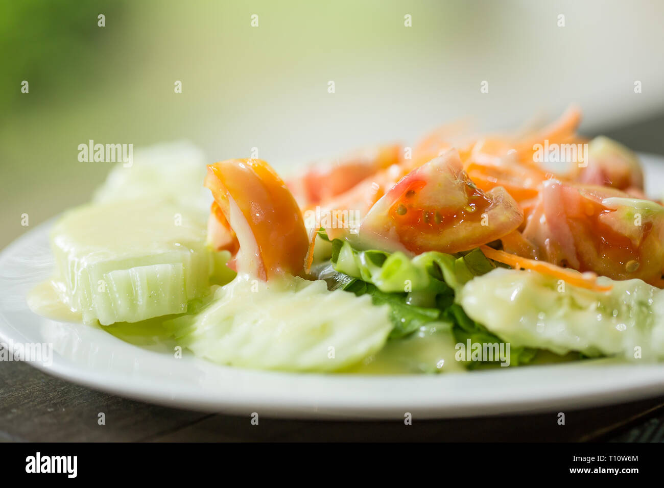 Insalata di verdure fresche sul tavolo. Foto Stock