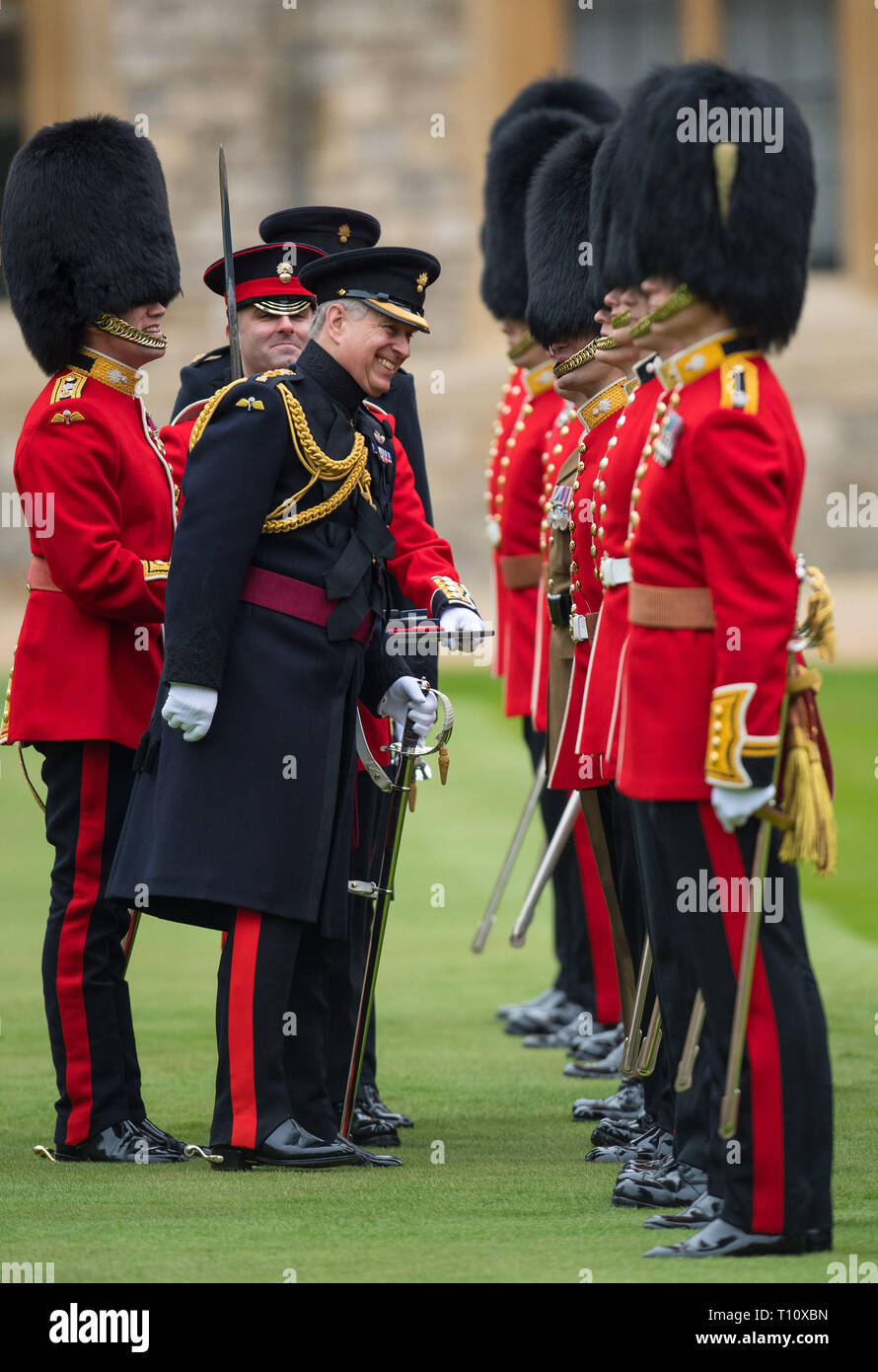 Il Duca di York assiste una medaglia cerimonia di presentazione e sfilata per le guardie di granatieri al Castello di Windsor, Berkshire. Foto Stock