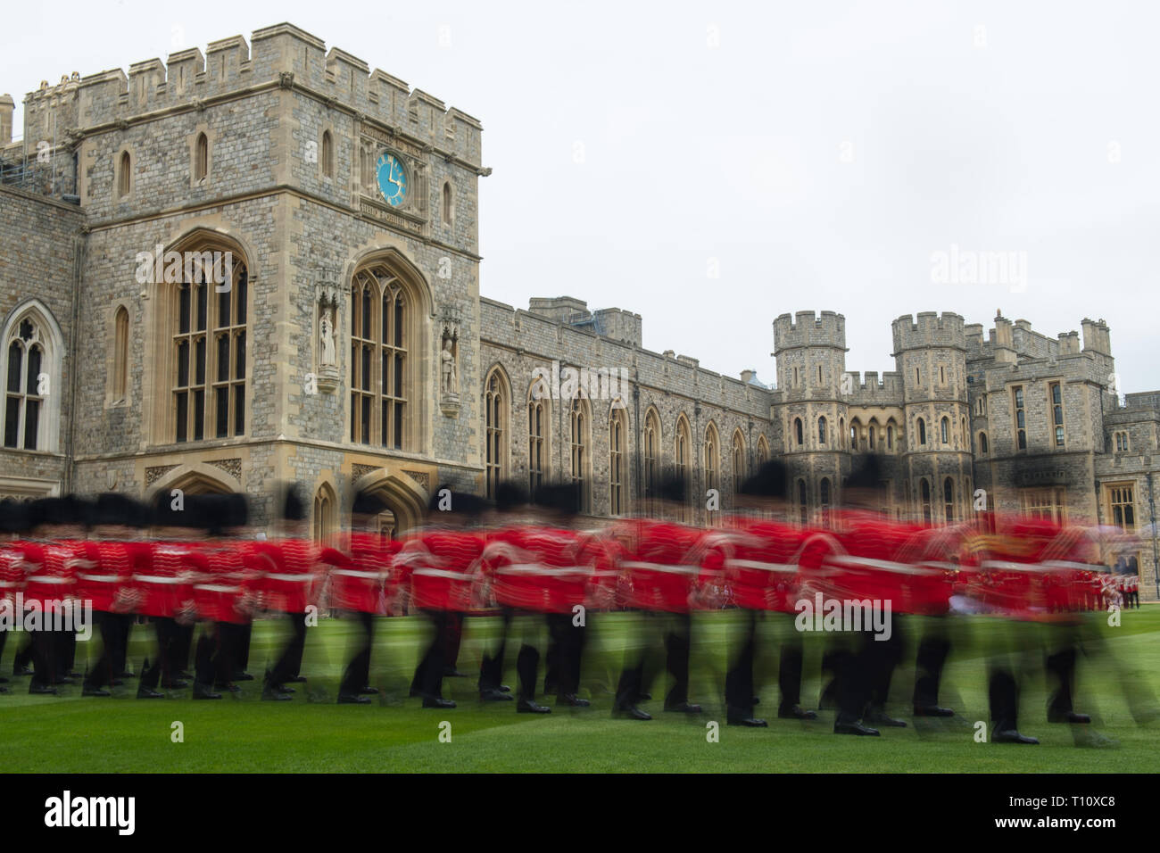 Le truppe di marzo a una medaglia cerimonia di presentazione e sfilata per le guardie di granatieri al Castello di Windsor, Berkshire. Foto Stock