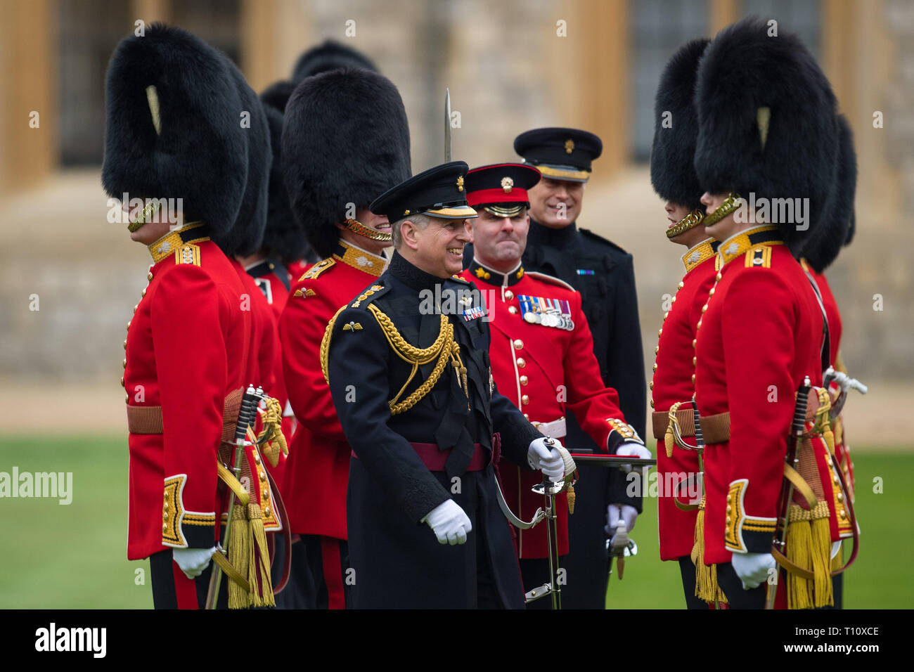 Il Duca di York assiste una medaglia cerimonia di presentazione e sfilata per le guardie di granatieri al Castello di Windsor, Berkshire. Foto Stock