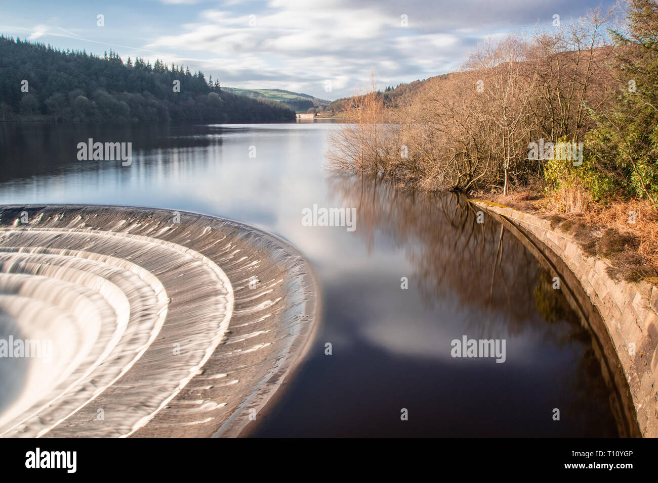 Il foro di troppopieno a serbatoio Ladybower, Derwent Valley, il Parco Nazionale di Peak District, Derbyshire, Regno Unito Foto Stock