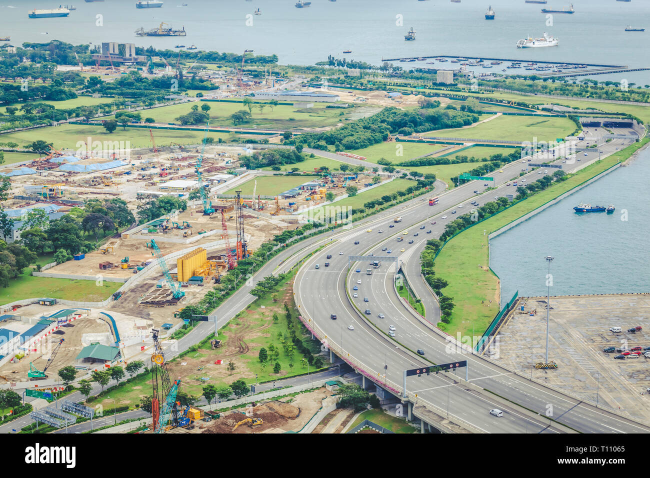 01 maggio 2018 - Vista dello stretto paesaggio aeree sottosviluppate, regione di pianificazione oltre a Marina Bay ed il centro di nucleo di Singapore Foto Stock