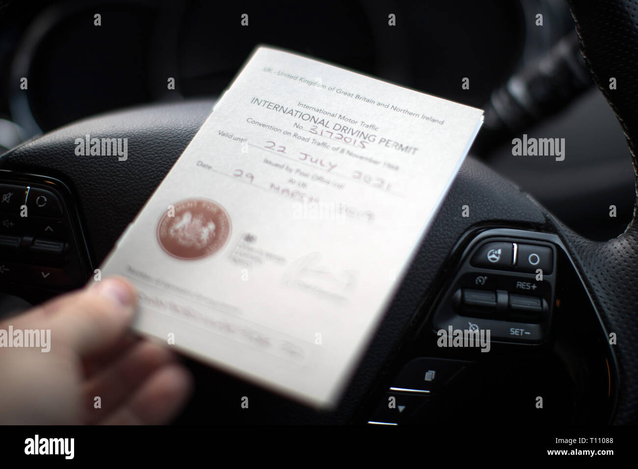 Un permesso di guida internazionale. Regno Unito guida i titolari di  licenza possono richiedere una patente di guida e carta verde nel caso di  un no deal Brexit UE Foto stock -