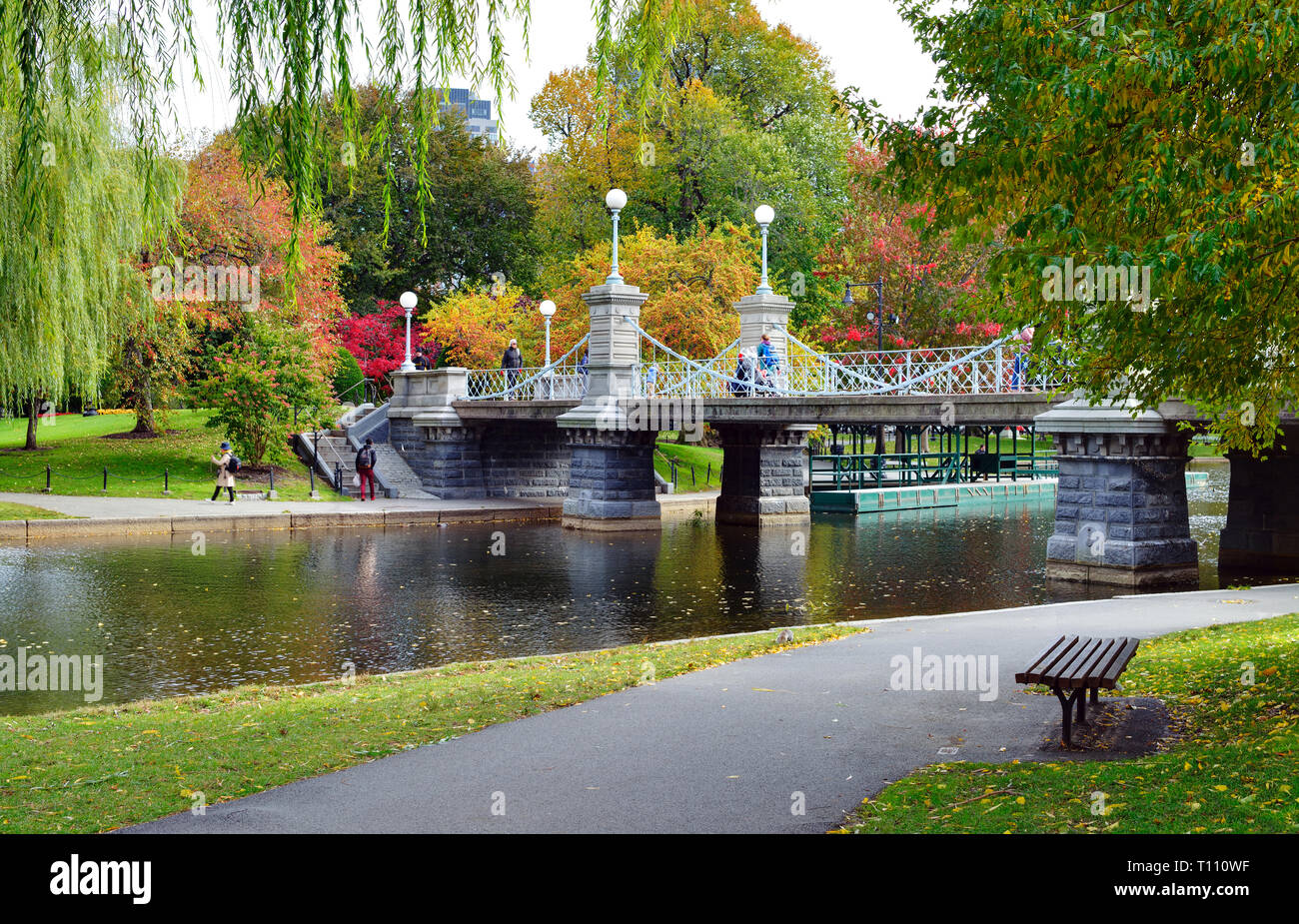 Il ponte sulla laguna e i colori dell'autunno in Boston Public Garden Foto Stock