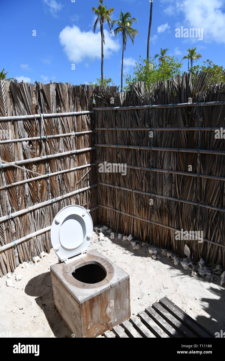 Dhow Safari. Campeggio a Matemo Island, Quirimbas arcipelago, Mozambico, Africa orientale. Camp wc. Foto Stock