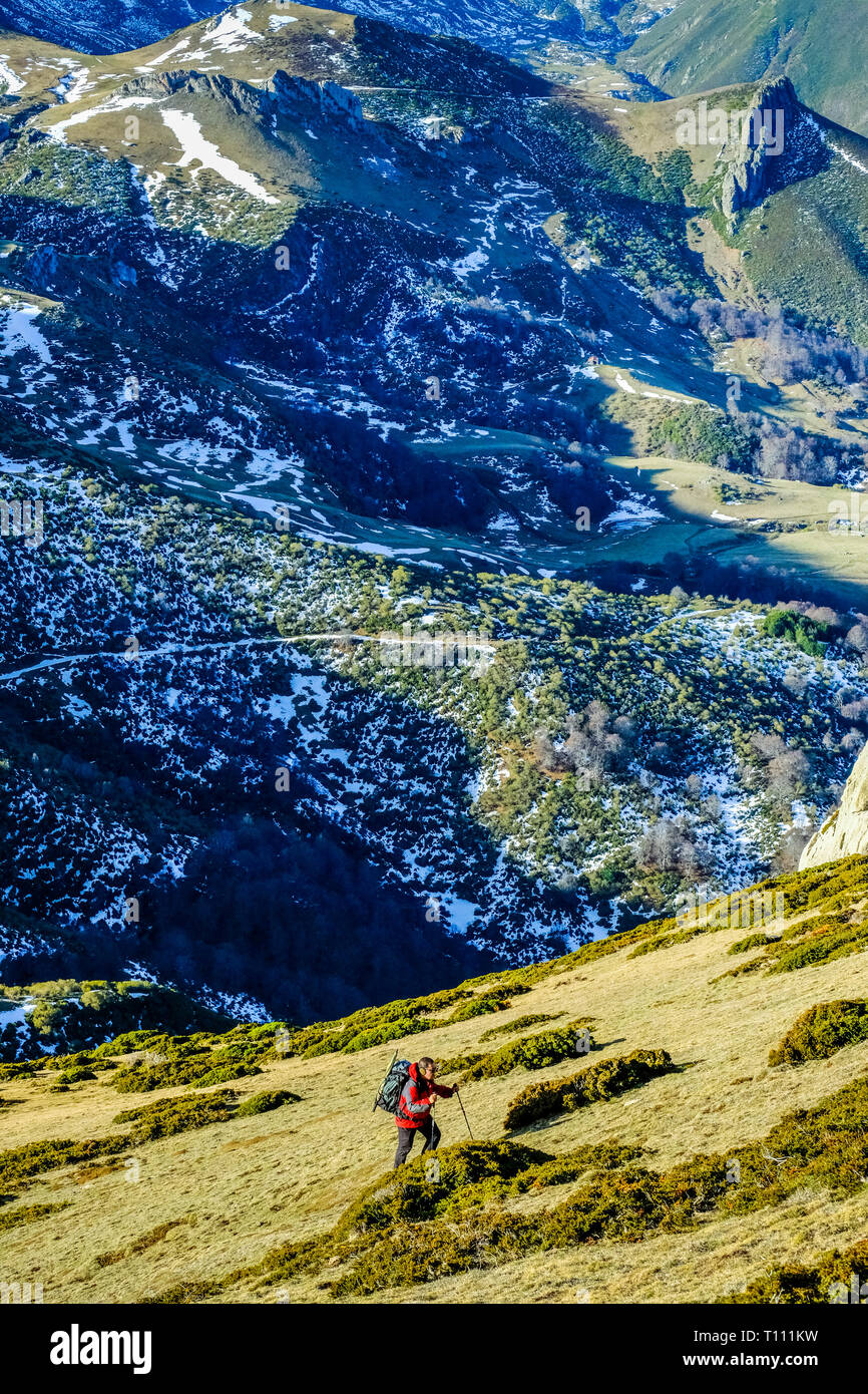L'uomo escursionismo in una zona di montagna. Foto Stock
