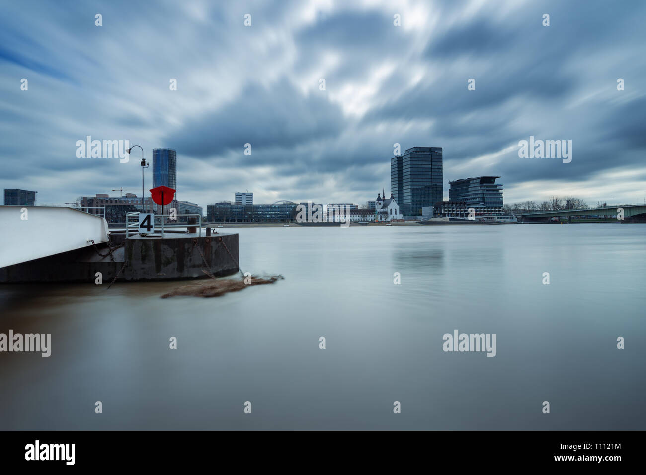 Una lunga esposizione del fiume Reno a livello di acqua alta a Colonia in Germania nel 2019. Foto Stock