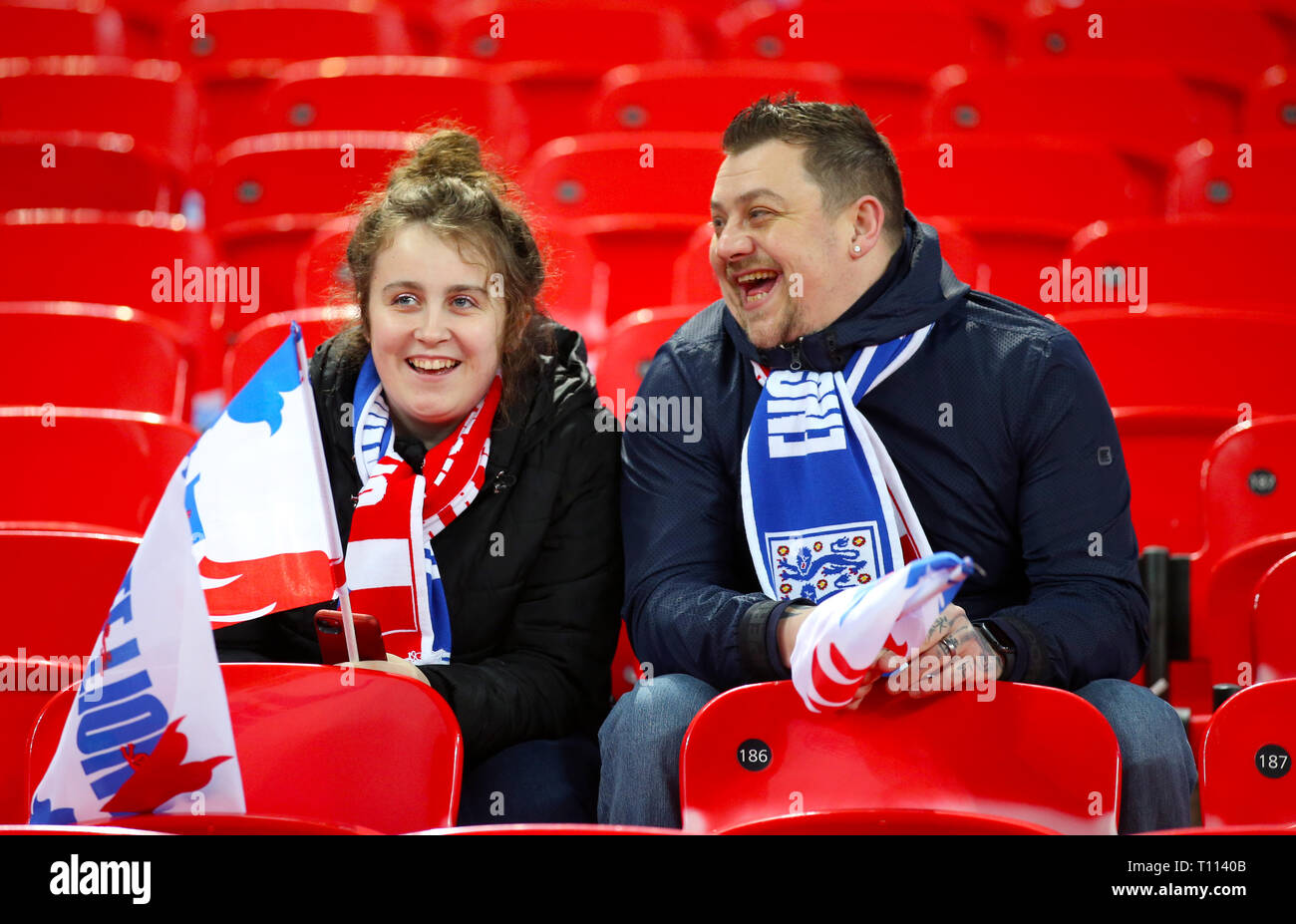 Tifosi inglesi in gabbie davanti a UEFA EURO 2020 qualifica, gruppo una partita allo stadio di Wembley, Londra. Foto Stock