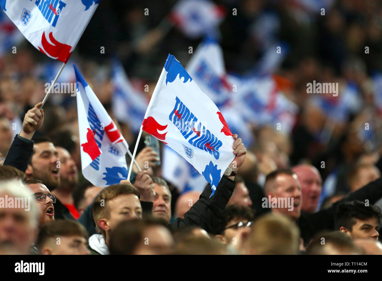 Tifosi inglesi in stand durante UEFA EURO 2020 qualifica, gruppo una partita allo stadio di Wembley, Londra. Foto Stock