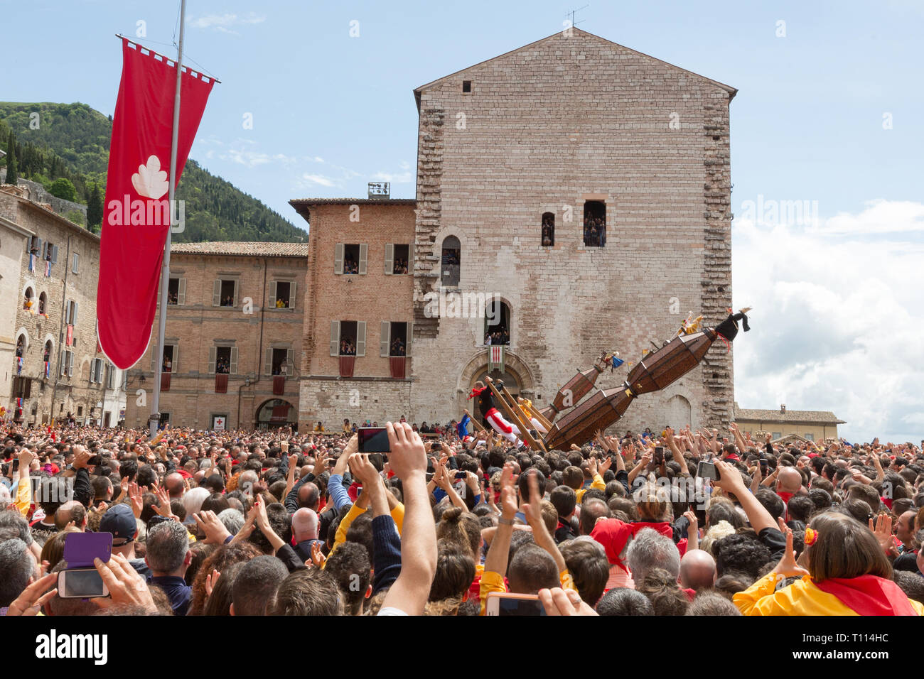 GUBBIO, Italia - 15 Maggio 2016 - I Ceri sono sollevati come la gara si avvia e la folla guarda su per celebrare l'annuale Festa dei Ceri. Foto Stock